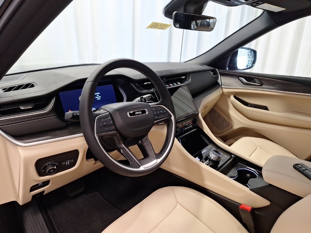 2025 Jeep Grand Cherokee Limited Sport photo 2