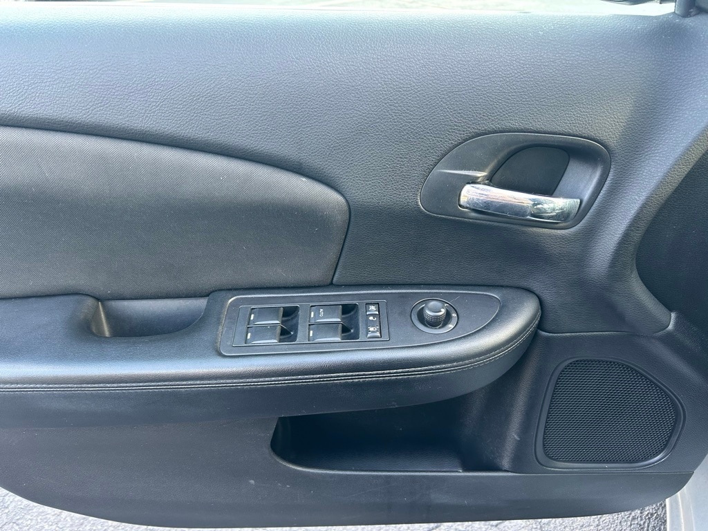 2011 Chrysler 200 Touring photo 4