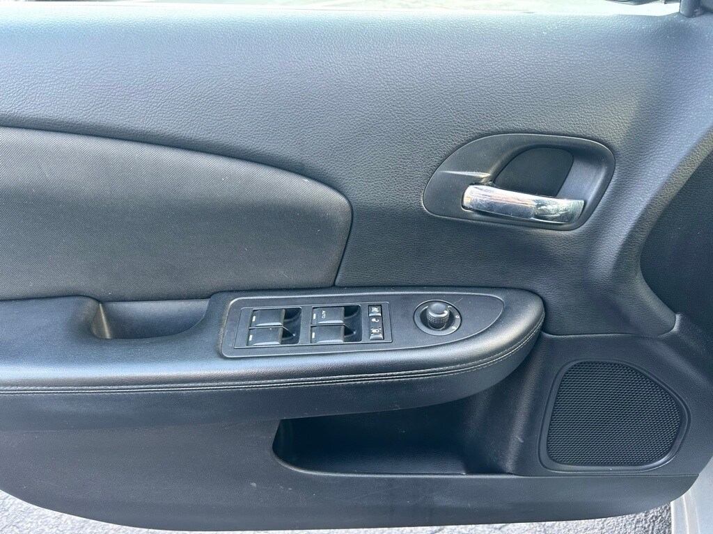 2011 Chrysler 200 Touring photo 4