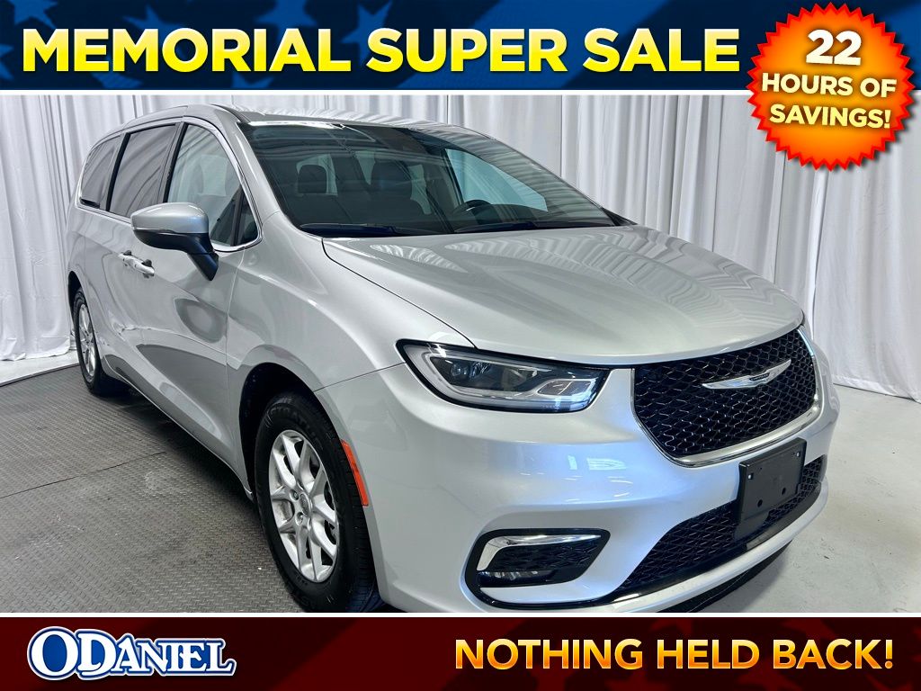 2023 Chrysler Pacifica Touring L's photo