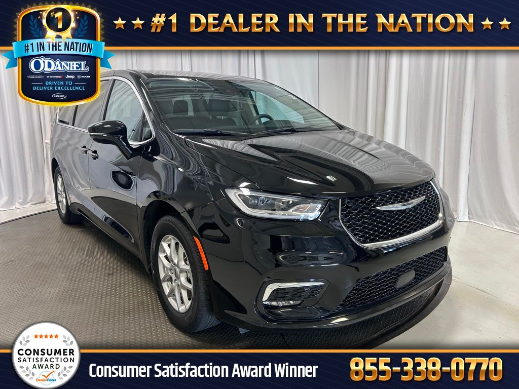 2024 Chrysler Pacifica Touring L's photo