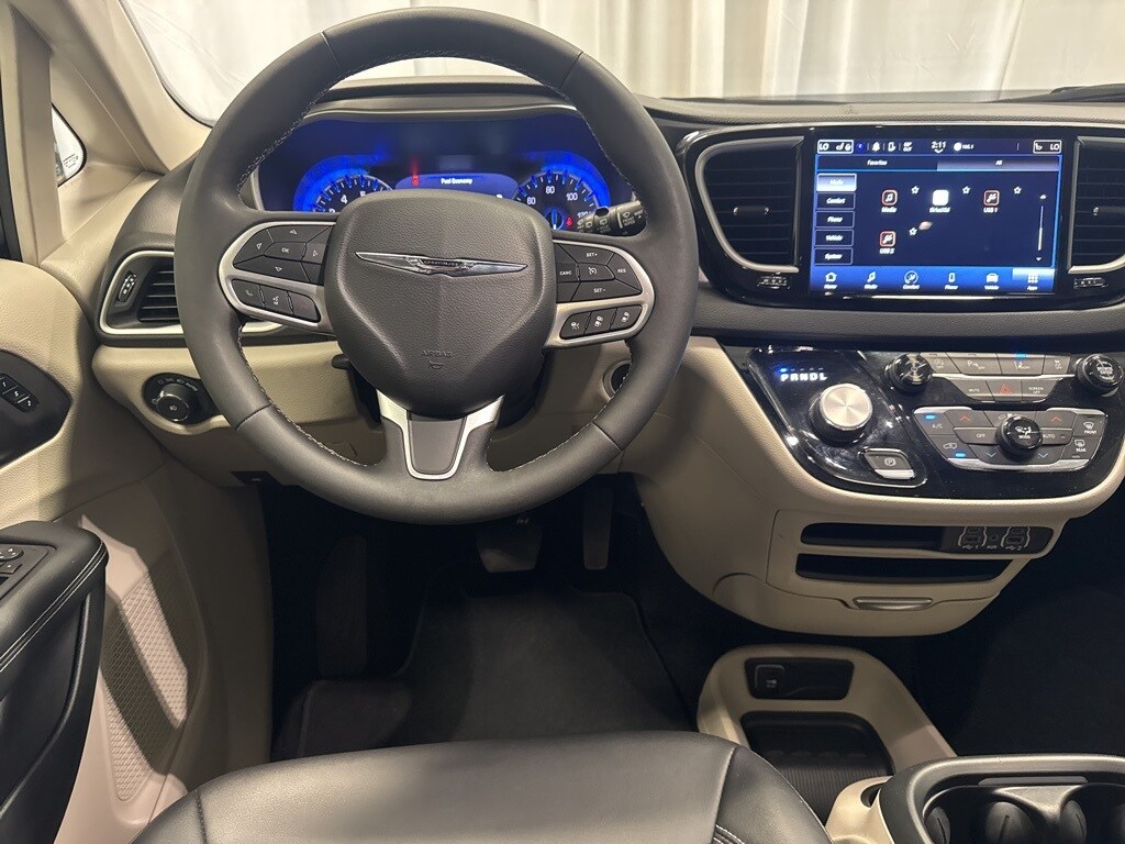 2024 Chrysler Pacifica Touring L photo 2