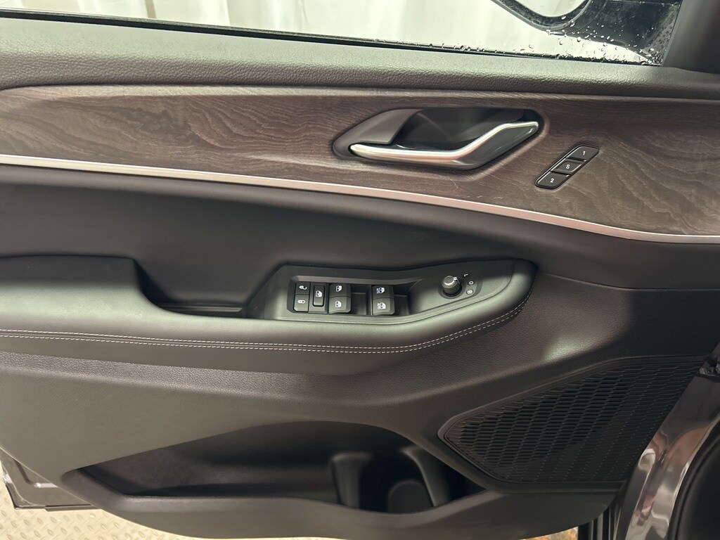 2025 Jeep Grand Cherokee Limited photo 2