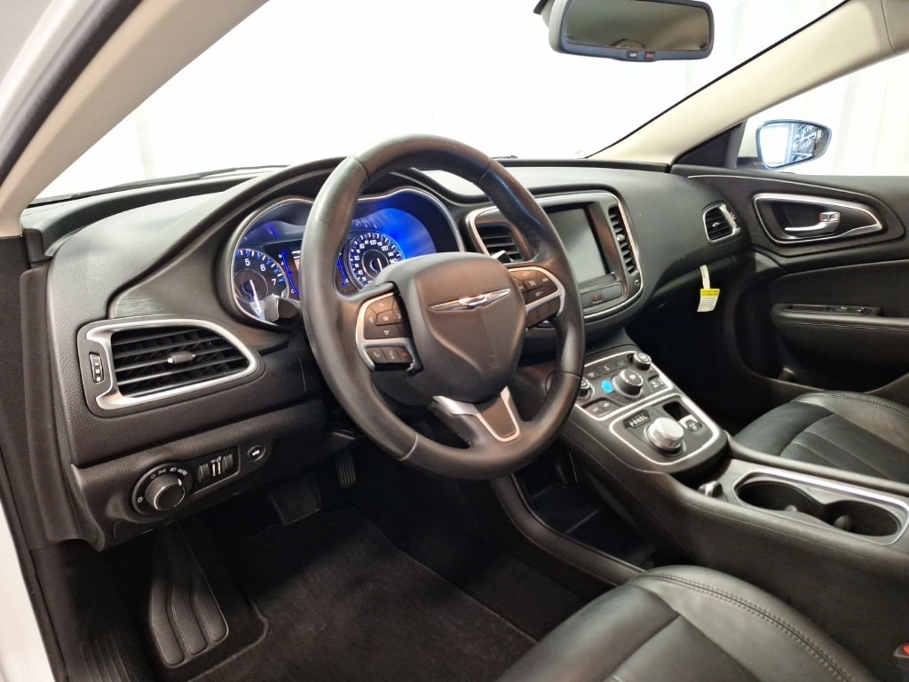 2017 Chrysler 200 Limited photo 2