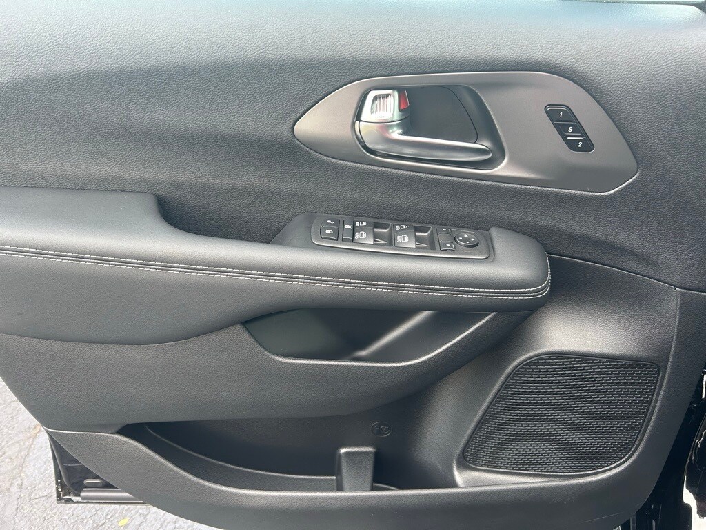 2025 Chrysler Pacifica photo 4