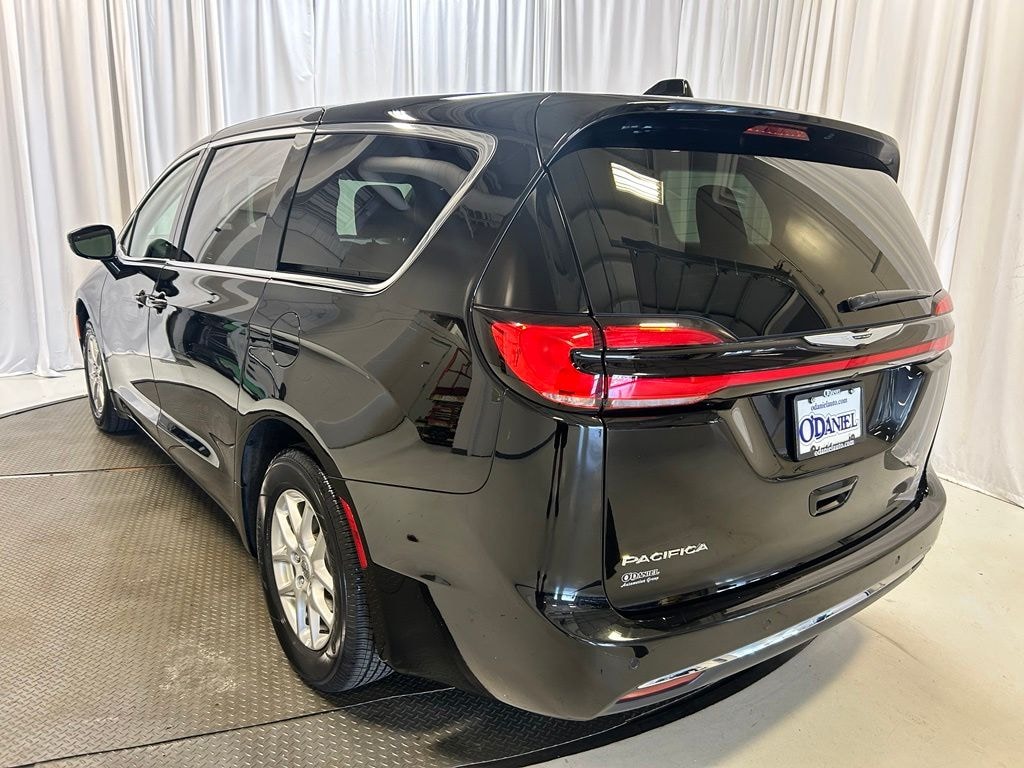 Used 2025 Chrysler Pacifica Select Van Passenger Van