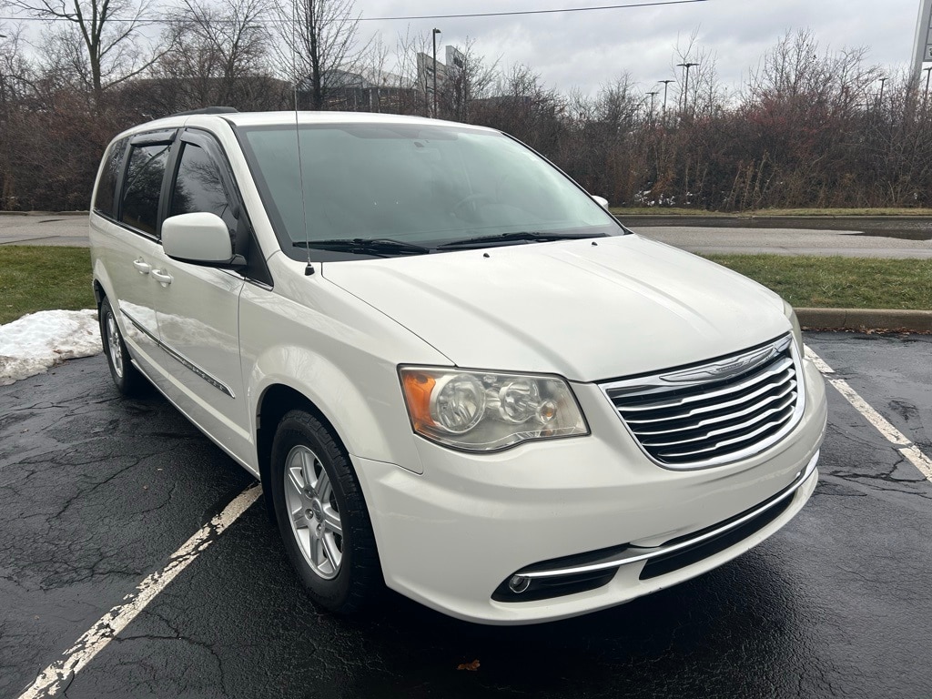 2012 Chrysler Town & Country Touring's photo