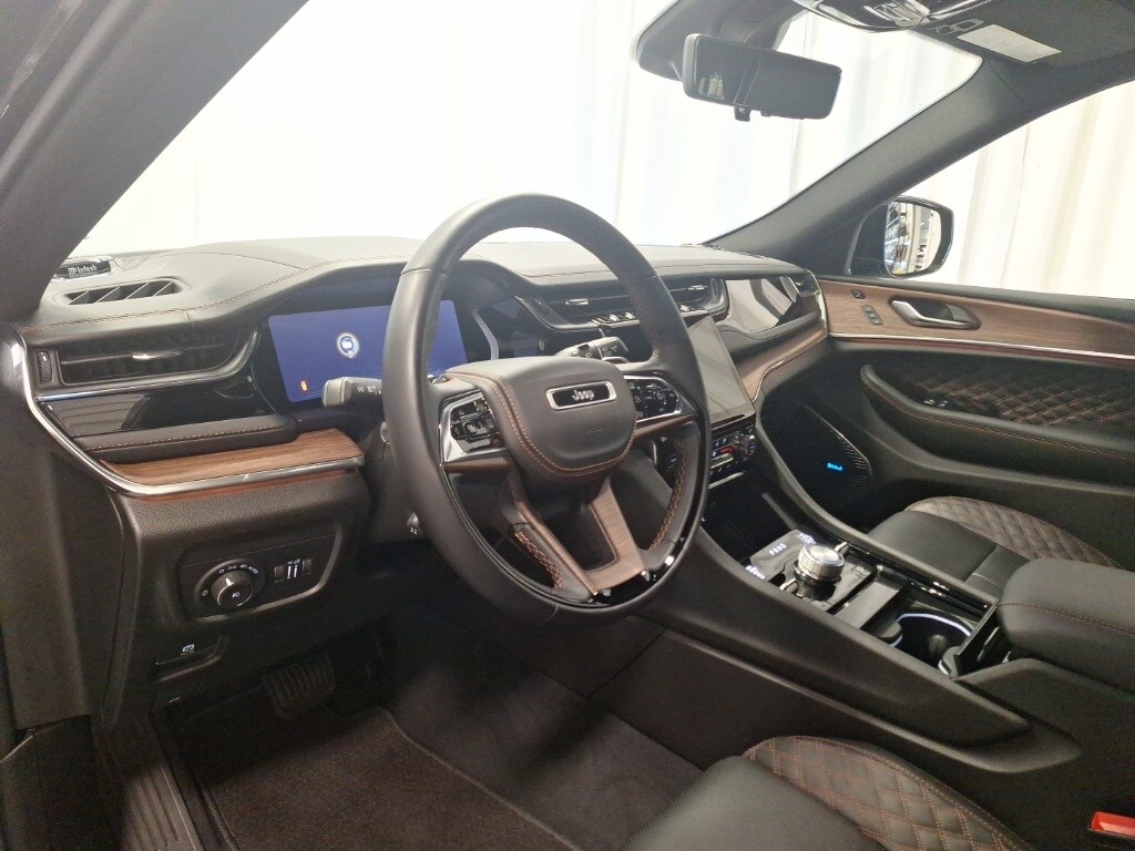 2023 Jeep Grand Cherokee Summit photo 2