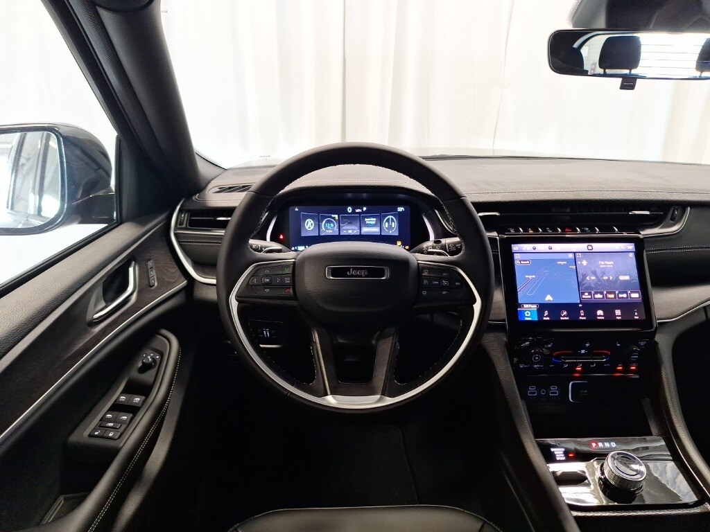 2025 Jeep Grand Cherokee Limited Sport photo 3