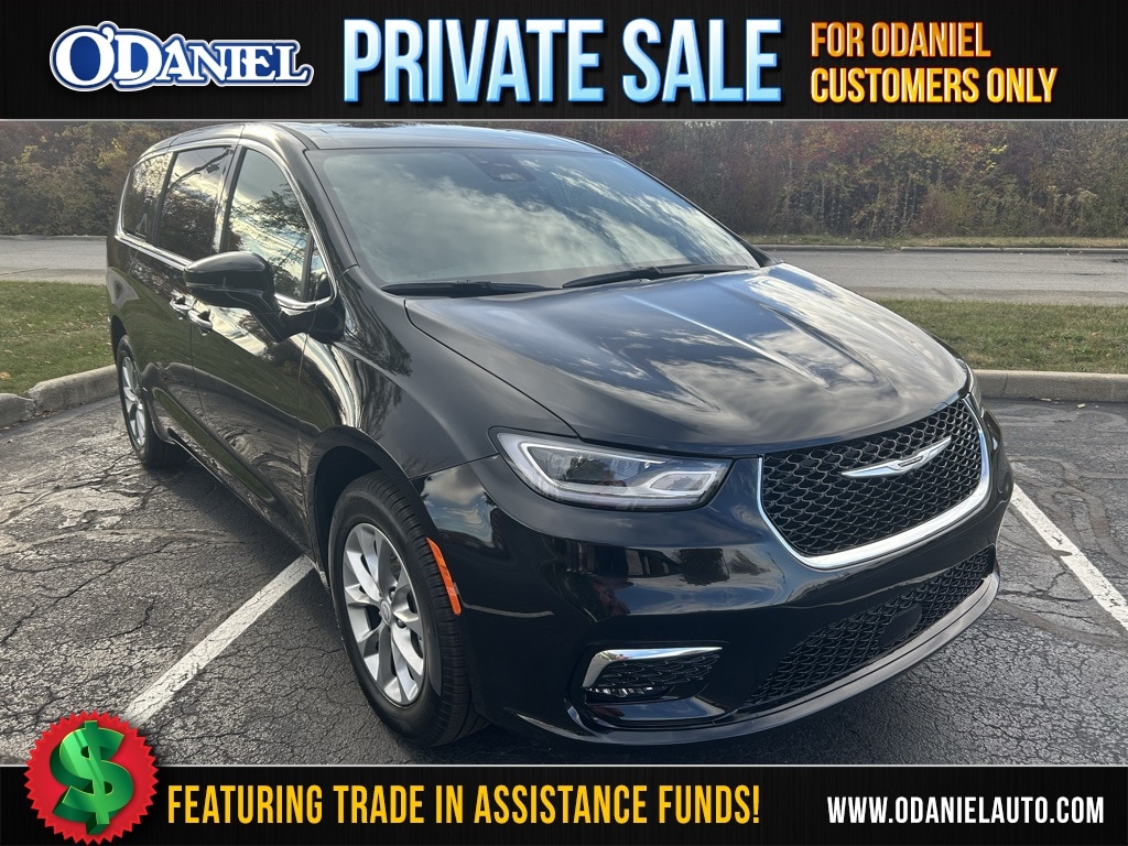 2025 Chrysler Pacifica Select's photo