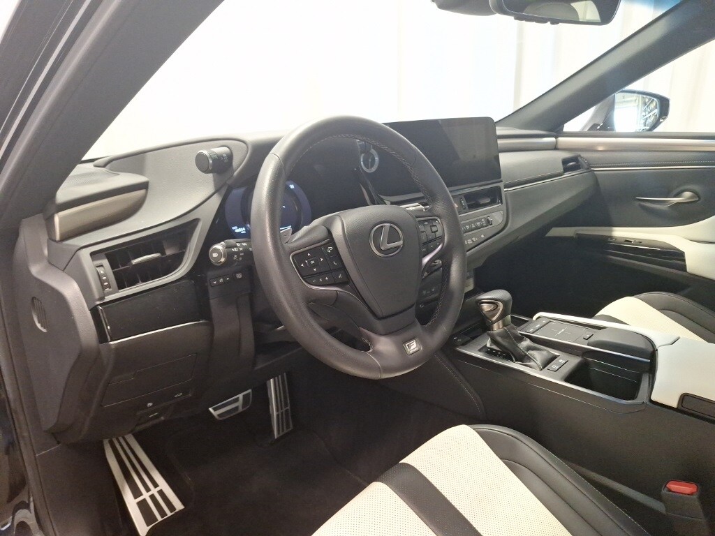 2022 Lexus ES 300h F SPORT photo 2