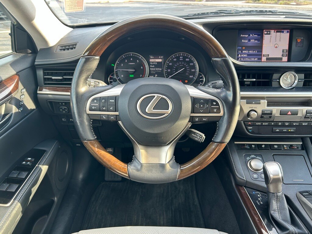 2016 Lexus ES 300h photo 3