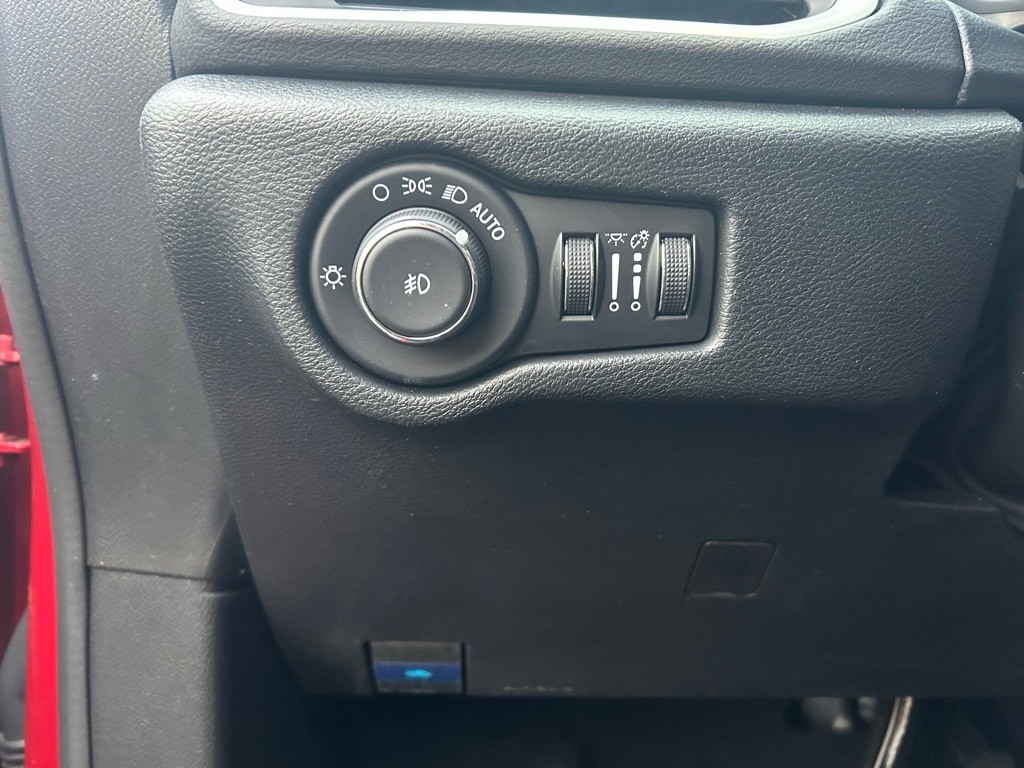 Used 2025 Chrysler Pacifica Select Van Passenger Van