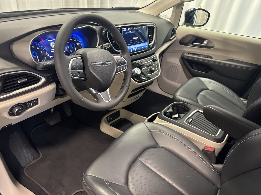 2024 Chrysler Pacifica Touring L photo 3