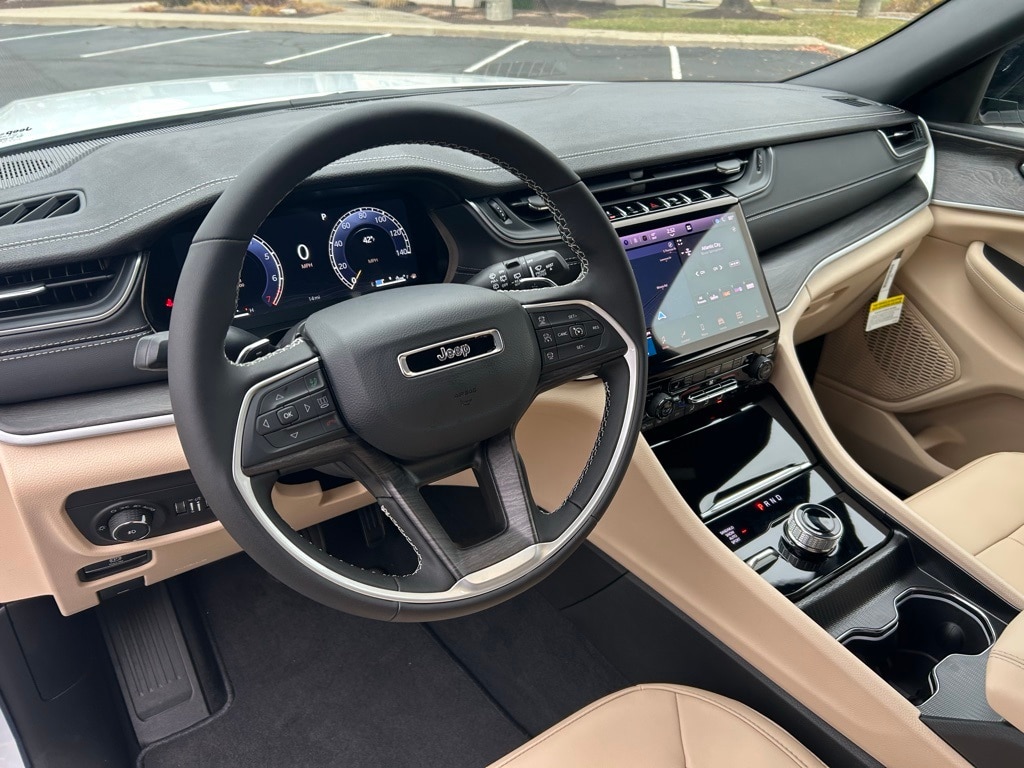 2025 Jeep Grand Cherokee Limited photo 2