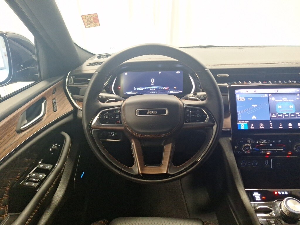 2023 Jeep Grand Cherokee Summit photo 3