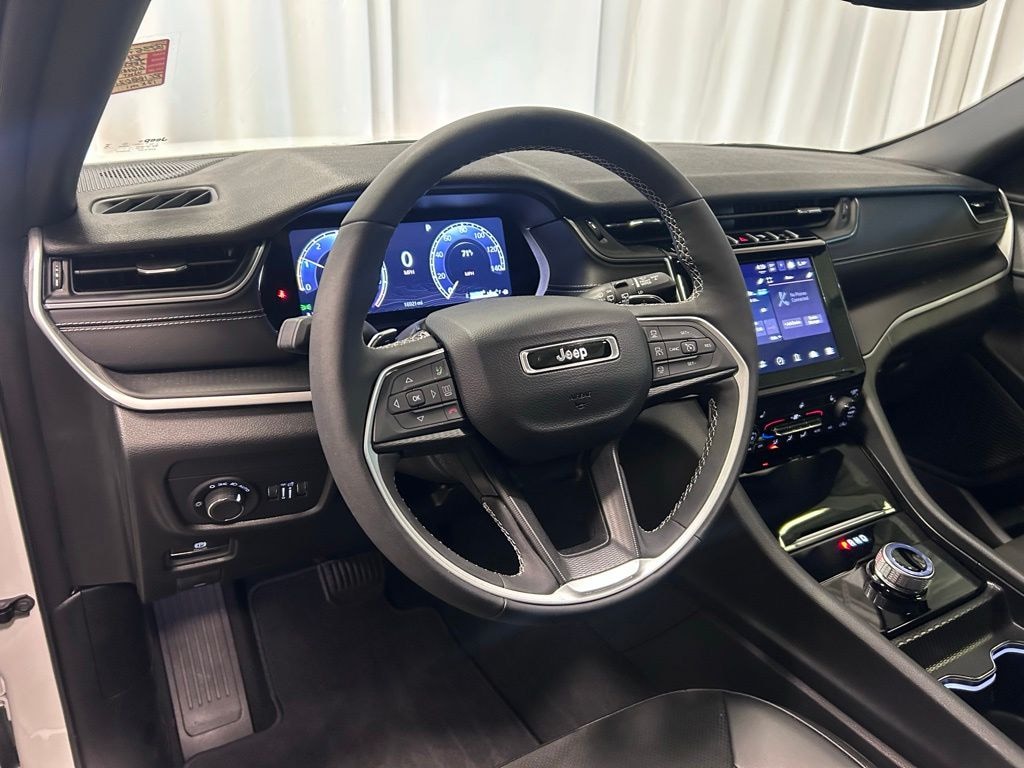 Used 2024 Jeep Grand Cherokee Laredo SUV