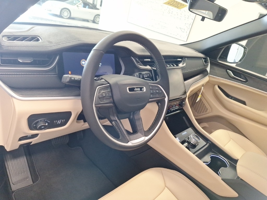 2025 Jeep Grand Cherokee Limited Sport photo 3