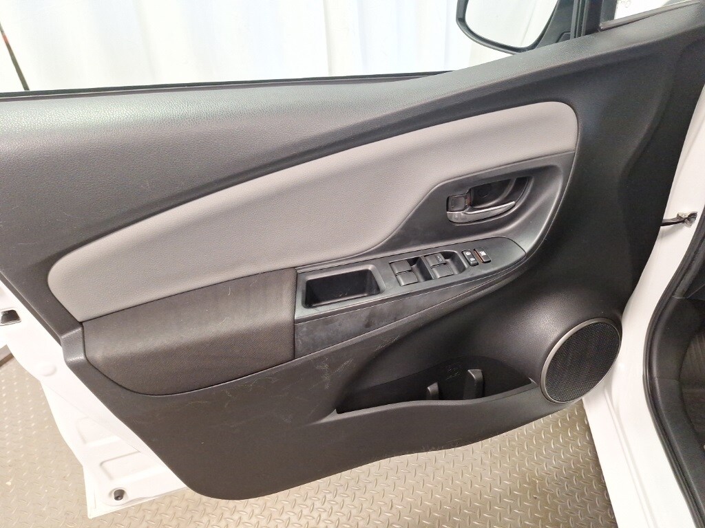 2015 Toyota Yaris LE photo 3