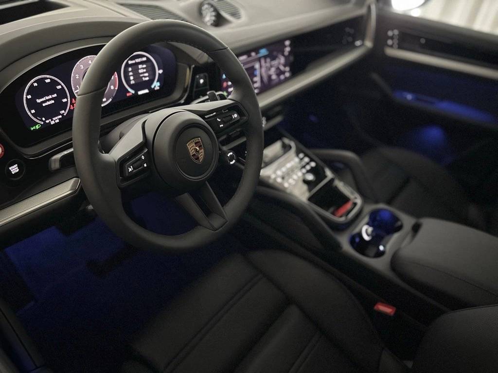 2025 Porsche Cayenne Coupe Base photo 4