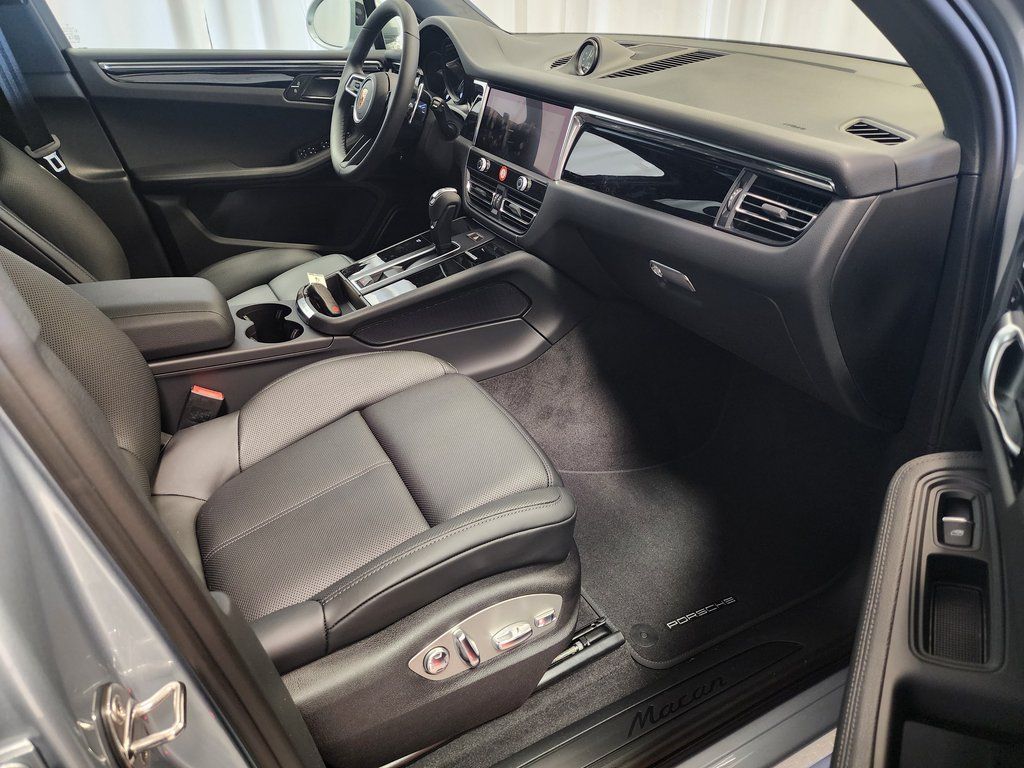 2025 Porsche Macan - Photo 23