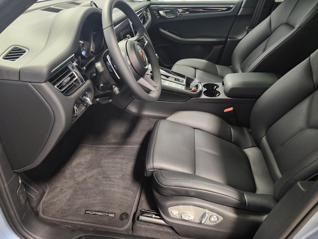 2025 Porsche Macan - Photo 18