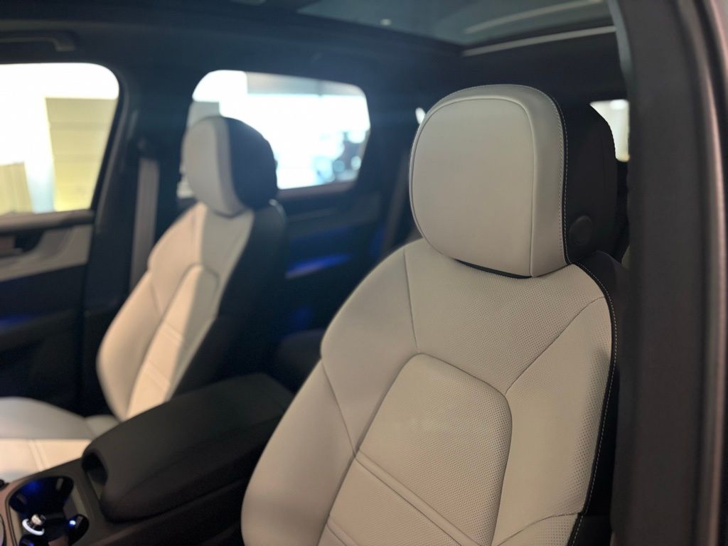 2025 Porsche Cayenne Base - Photo 6
