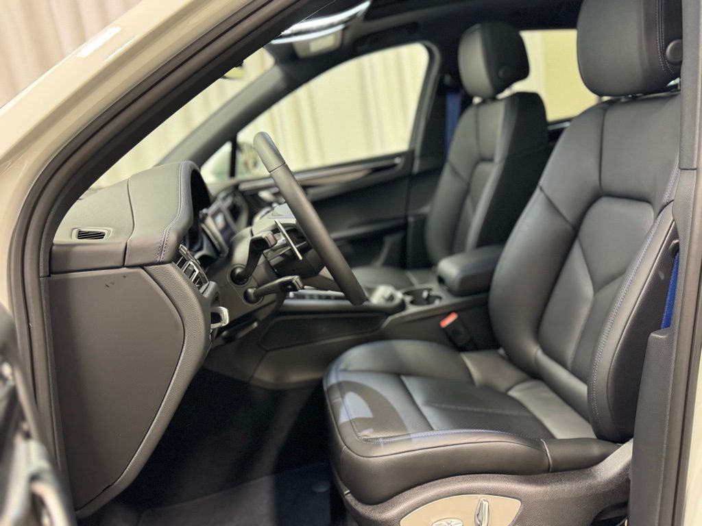 2026 Porsche Macan Base - Photo 6