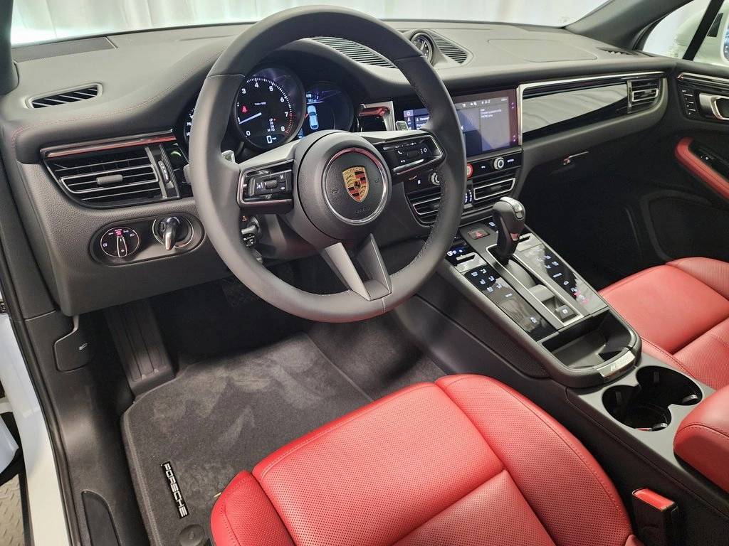 2025 Porsche Macan T photo 4