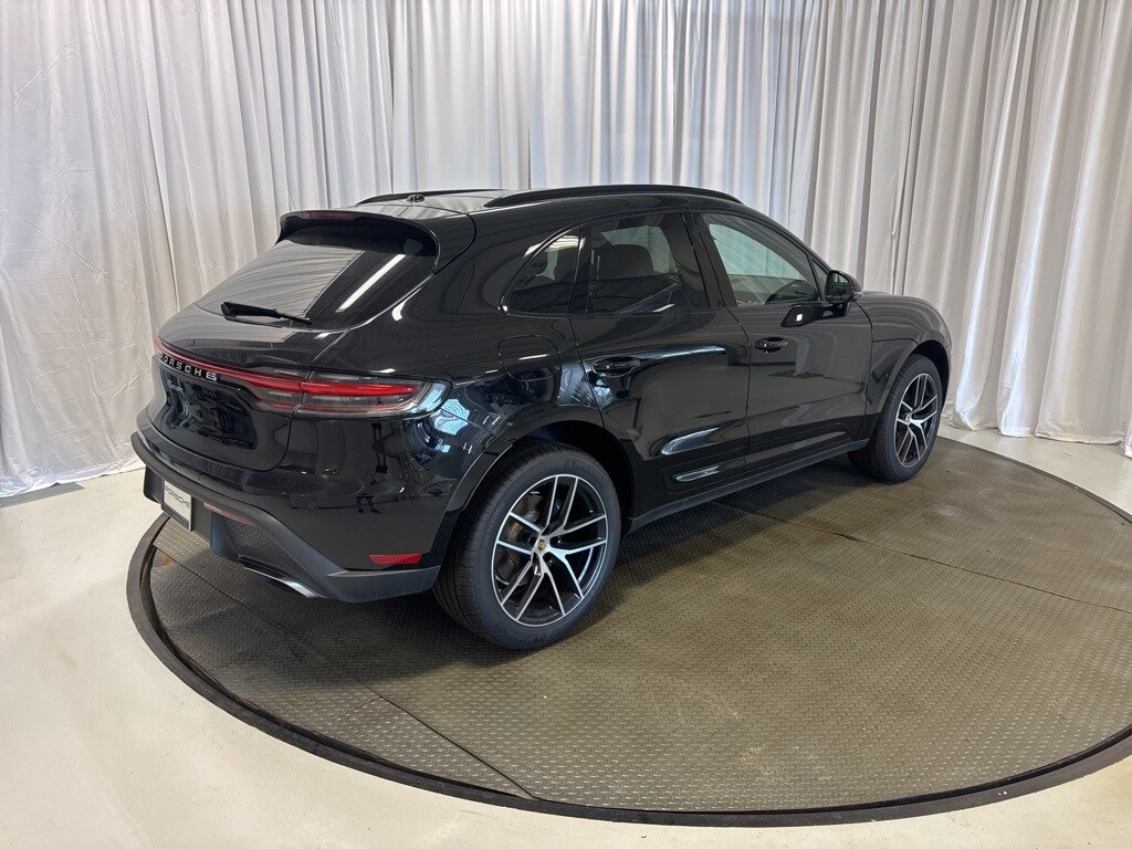 2025 Porsche Macan photo 3