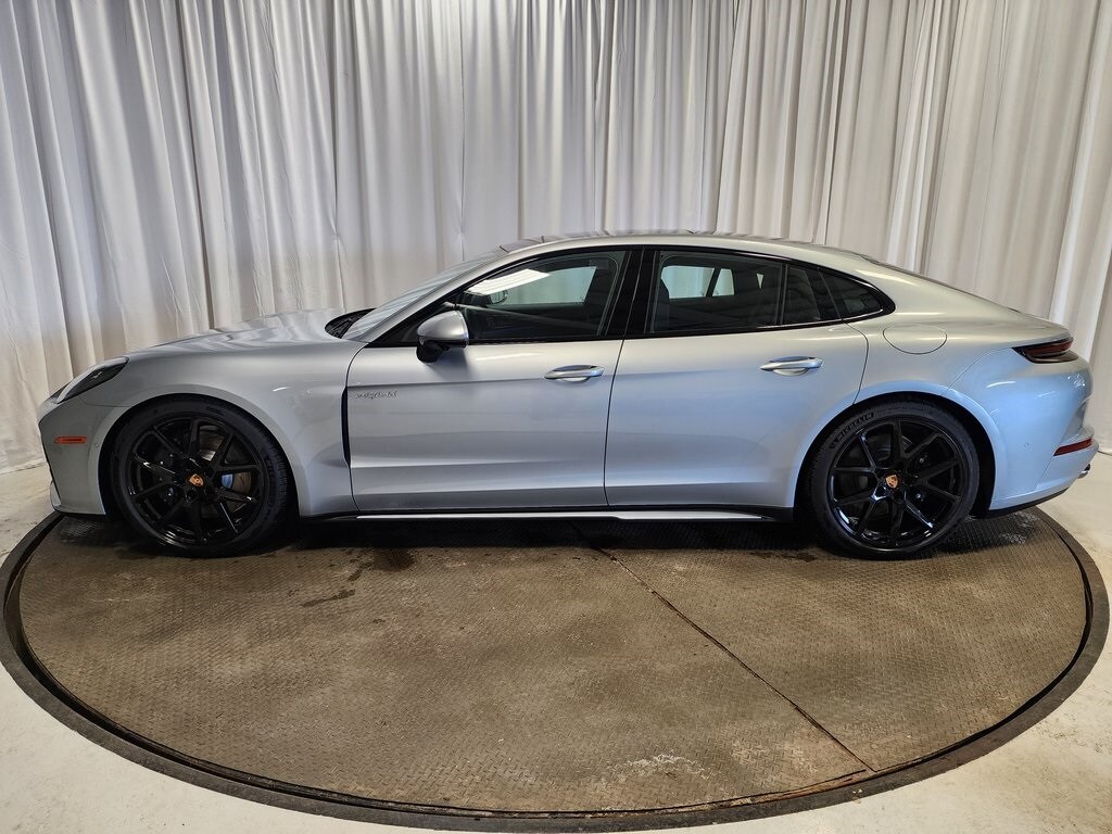 2025 Porsche Panamera E-Hybrid 4 photo 2