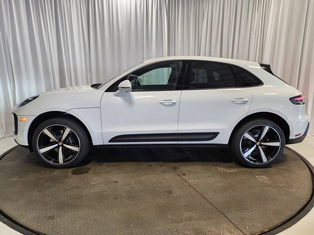 2025 Porsche Macan T photo 2