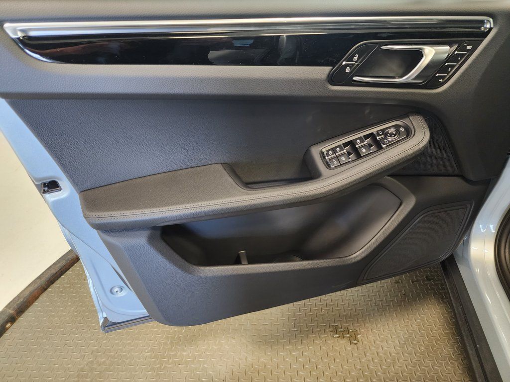 2025 Porsche Macan - Photo 17