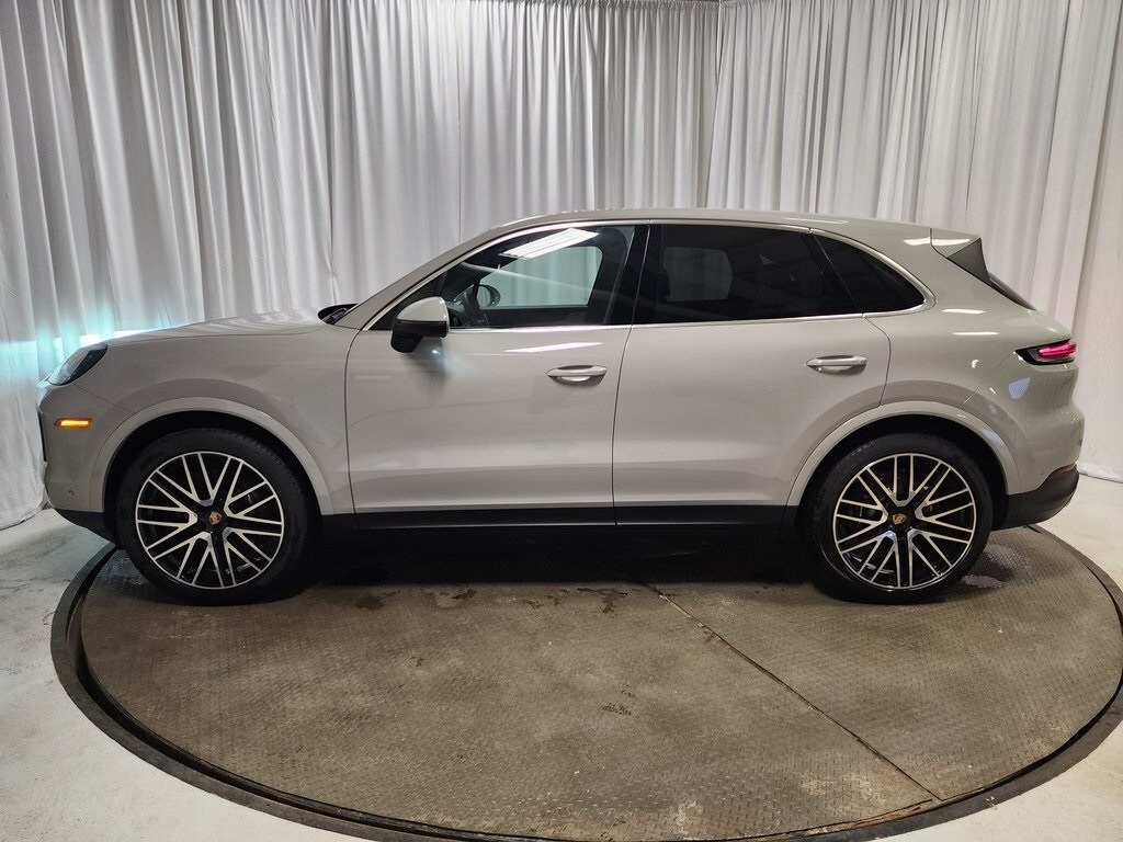 2025 Porsche Cayenne photo 2