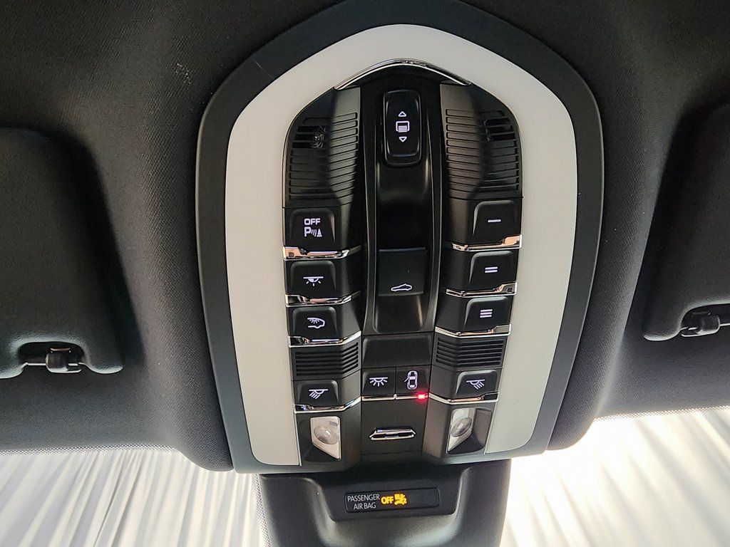 2025 Porsche Macan - Photo 16