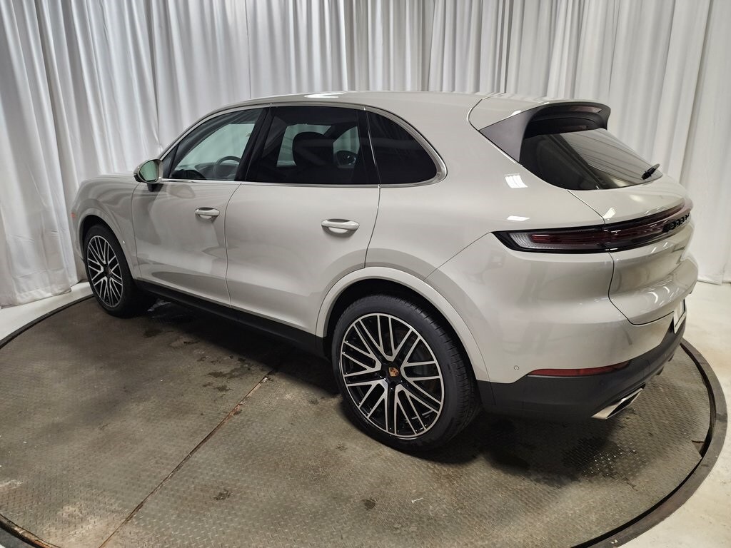 2025 Porsche Cayenne photo 3