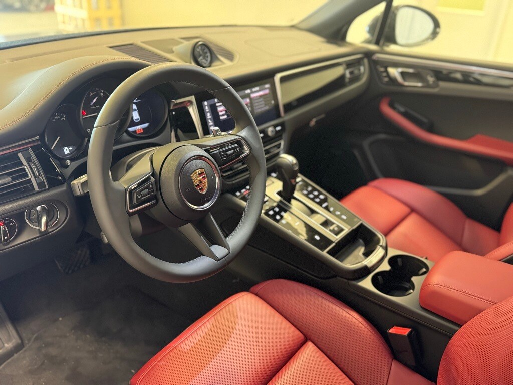 2025 Porsche Macan photo 4
