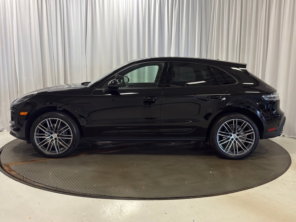 2024 Porsche Macan Base photo 2