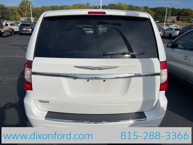 2016 Chrysler Town & Country Touring photo 4