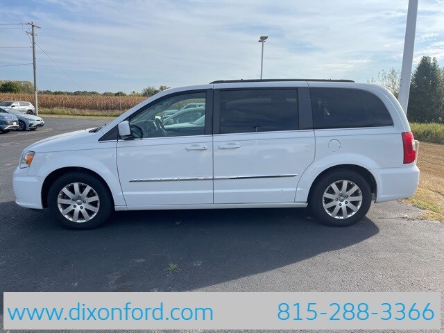 2016 Chrysler Town & Country Touring photo 2