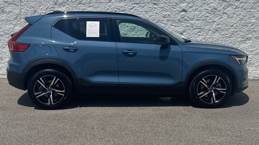 2023 Volvo XC40 Plus photo 2