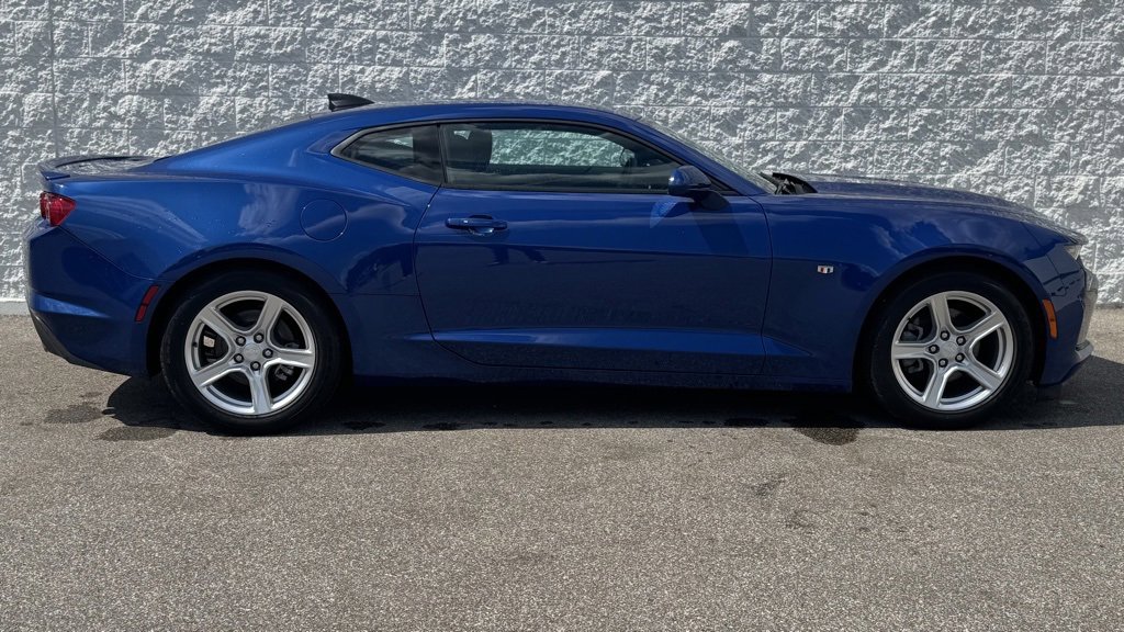 2024 Chevrolet Camaro 1LT photo 2