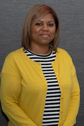 Staff member Ravonda from ID_eb7635cc826a