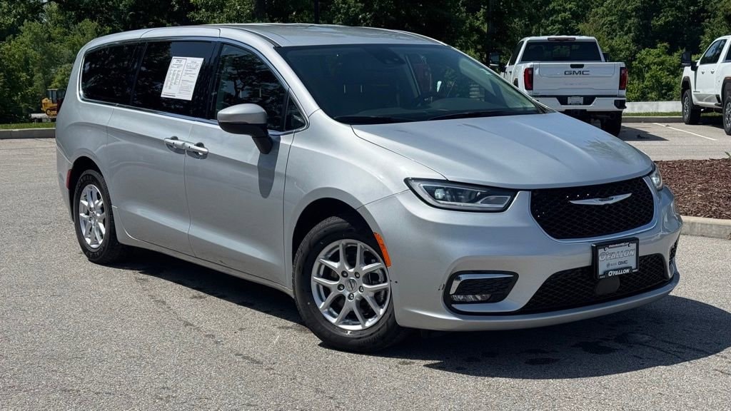 2023 Chrysler Pacifica Touring L's photo
