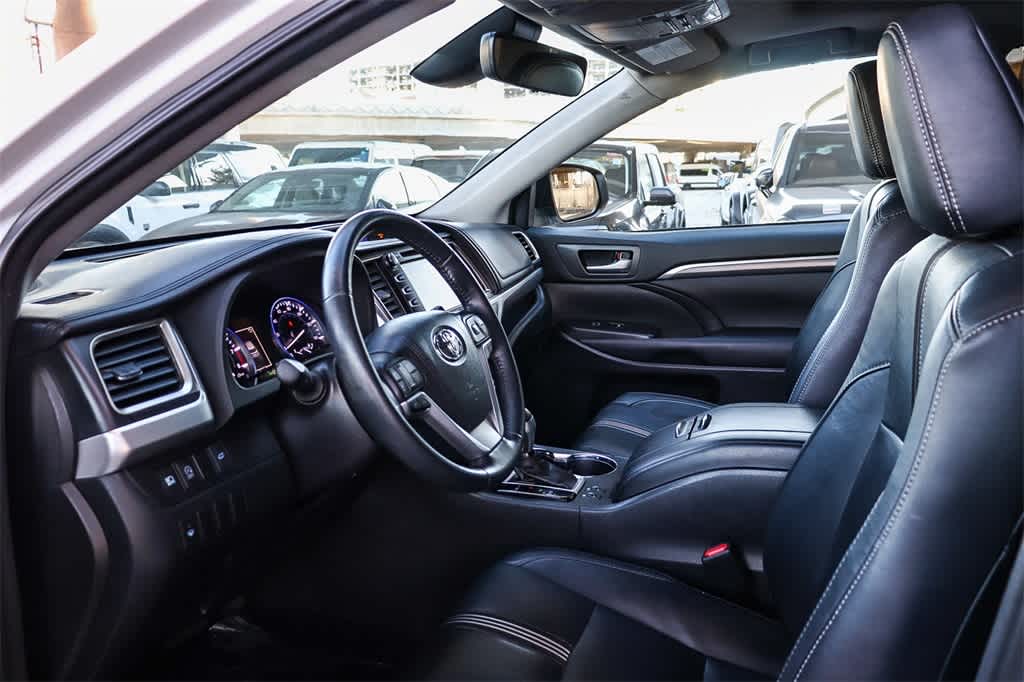 Thumbnail: 2017 Toyota Highlander - 16