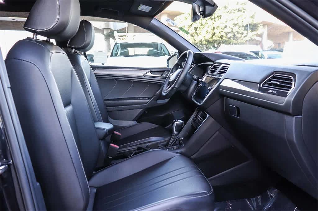 Thumbnail: 2022 Volkswagen Tiguan - 17