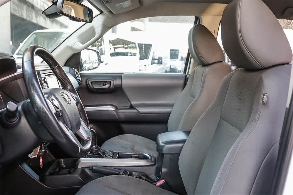 Thumbnail: 2019 Toyota Tacoma - 16