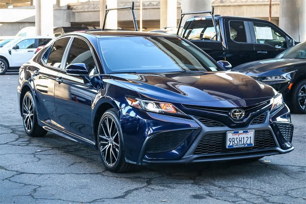 2022 Toyota Camry SE photo 3
