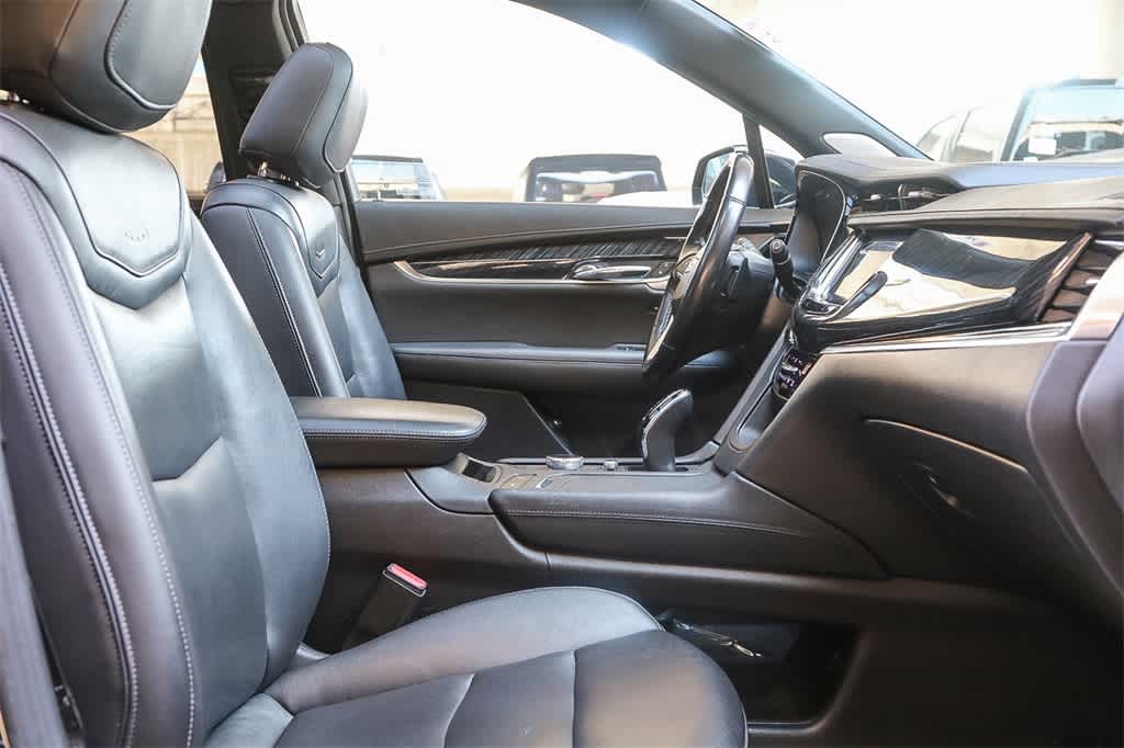 Thumbnail: 2022 Cadillac XT6 - 17