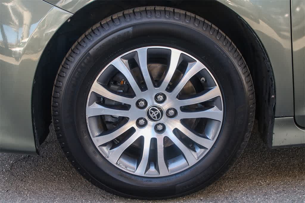 Thumbnail: 2020 Toyota Sienna - 11